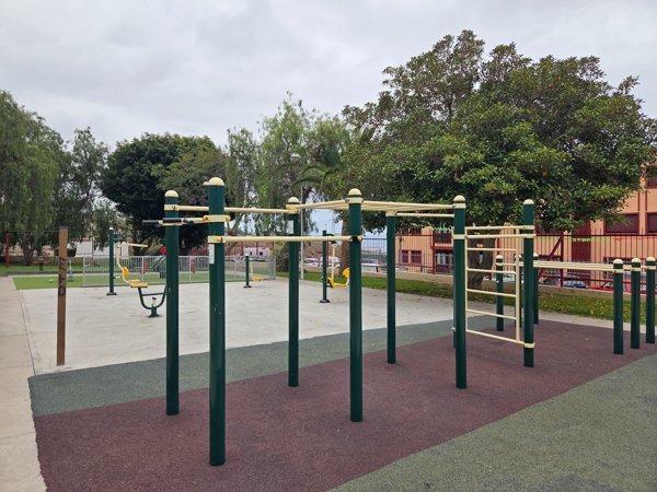 Fitness- und Spielgeräte im Parque Santa Úrsula mit viel Platz zum Trainieren und Spielen.