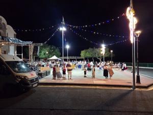 Menschen in Tracht beim Baile de Magos