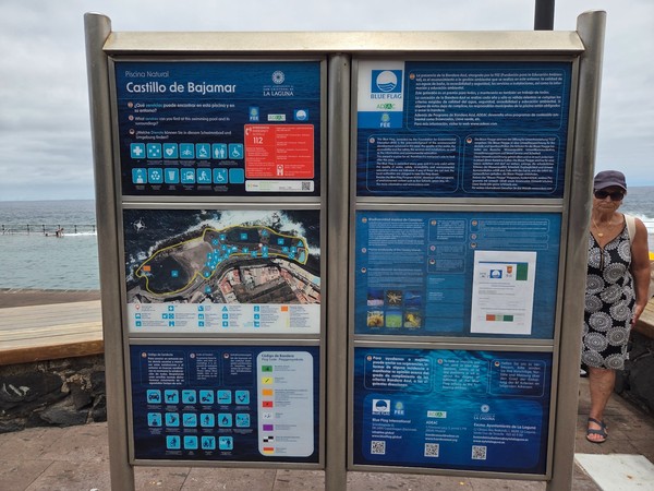 Infotafel zur Piscina Natural Castillo de Bajamar mit Lageplan, Regeln und Blue-Flag-Hinweisen.