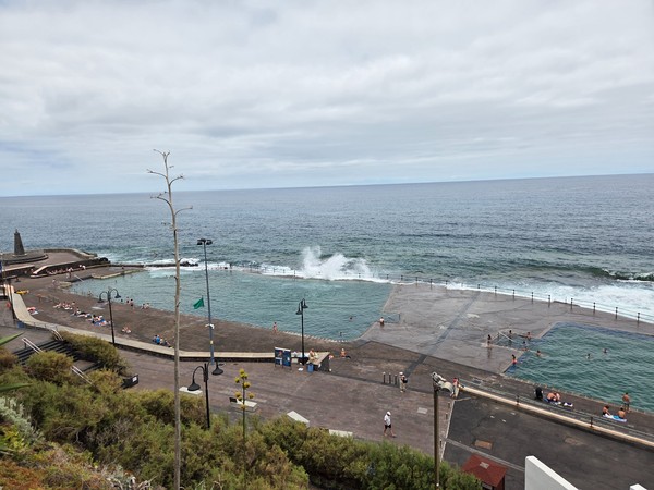 Überblick über die Naturpools von Bajamar an der Nordküste Teneriffas mit Brandungswellen an der Schutzmauer.