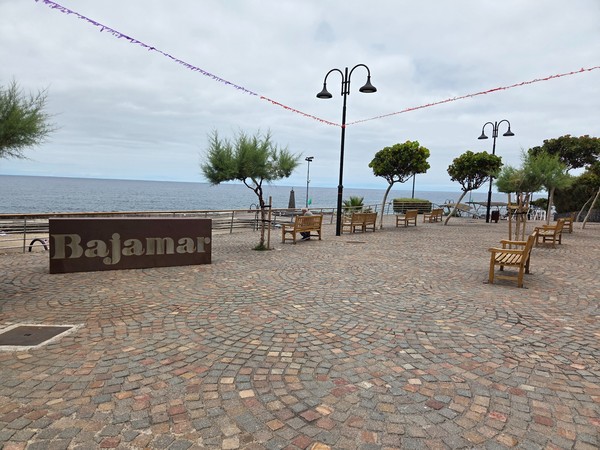 Weitläufiger Platz an der Promenade von Bajamar mit Sitzbänken und Meerblick.