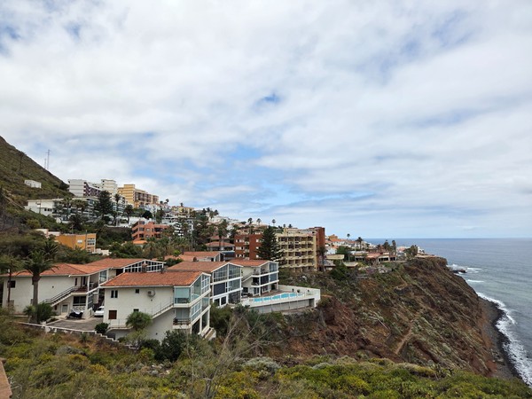 Küstenpanorama von Bajamar mit Apartments auf der Klippe und Atlantikblick.