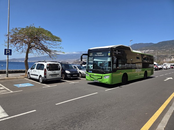 Bus in Radazul Bajo, nahe am Strand