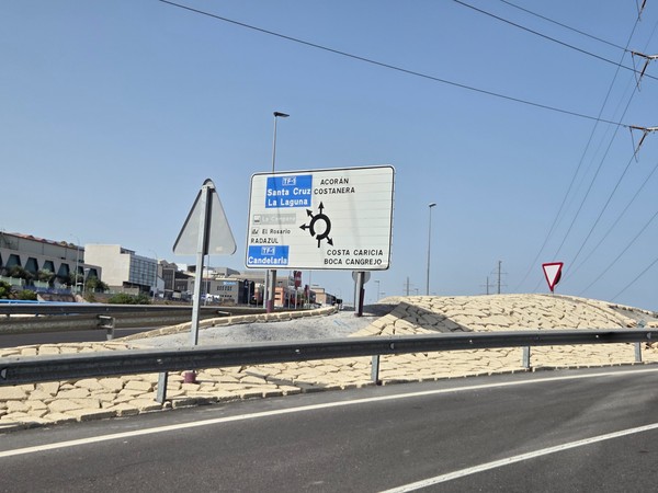 Wegweiser an der TF-1 mit Zielen Santa Cruz, La Laguna und Candelaria sowie Abzweig über den Kreisverkehr nach Costanera.