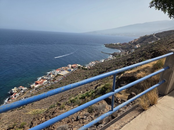Aussichtspunkt oberhalb der Küste bei Costanera mit Blick auf Atlantik, Strandbuchten und die Siedlungen darunter.