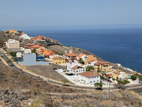 Panoramablick über die Küstensiedlung Costanera in El Rosario mit dem Atlantik im Hintergrund.