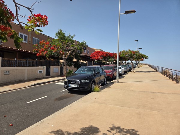 Promenade am Rand von Costanera mit Geländer und durchgehendem Gehweg oberhalb der Steilküste.