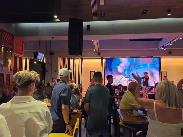 Publikum vor der Bühne im Hard Rock Cafe Tenerife während einer Live-Band-Performance.