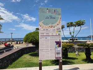 Informationsschild Playa de Las Vistas mit Lageplan