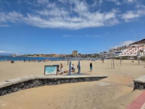 Zugang zur Playa de Las Vistas mit Dusche und Rampe