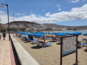 Panorama von Playa de Las Vistas mit Liegestühlen und Sonnenschirmen