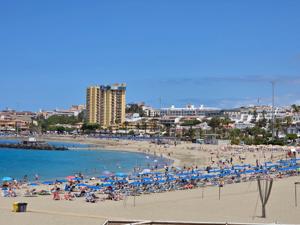 Strandblick auf Badegäste und Hotels