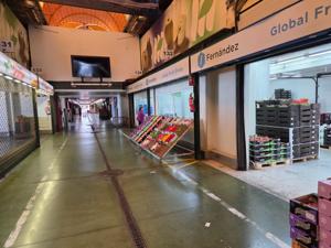 Obstverkaufsstellen im inneren Bereich von Mercatenerife Halle mit Verkaufsständen für Obst