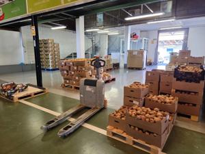 Gemüse im Lagerbereich von Mercatenerife Kisten mit Kartoffeln und Yams
