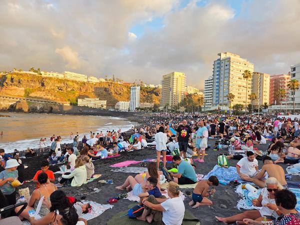 Tausende Menschen sitzen auf Decken am Playa Jardín und genießen das San Juan Fest.