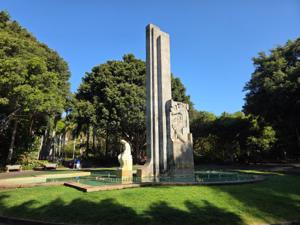 Monument im Zentrum des Parks
