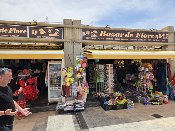 Bunte Auswahl an Souvenirs, Spielzeug und Strandbekleidung an der Playa Fañabé