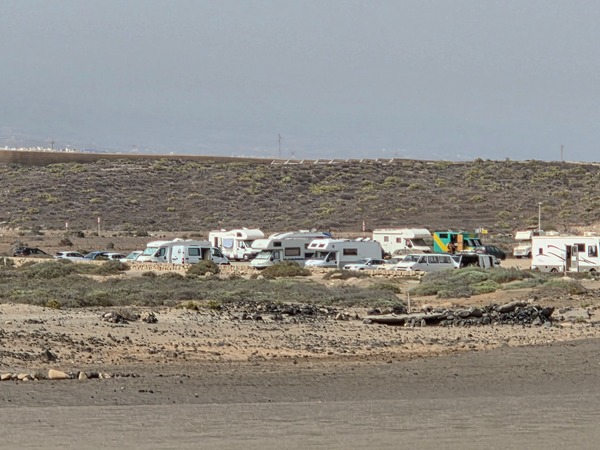 Reihe von Wohnmobilen und Autos auf dem ausgewiesenen Parkstreifen hinter der Playa de La Tejita.