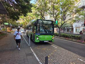 Grüner Linienbus an der Plaza Weyler