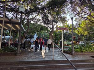 Eingangsbereich der Plaza Weyler mit Café