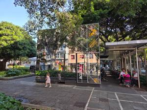 Kinder spielen bei Café an der Plaza Weyler